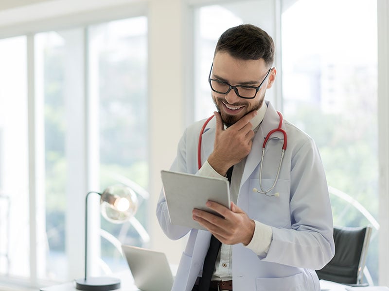 Doctor-in-hospital-working-with-modern-technology-for-healthy