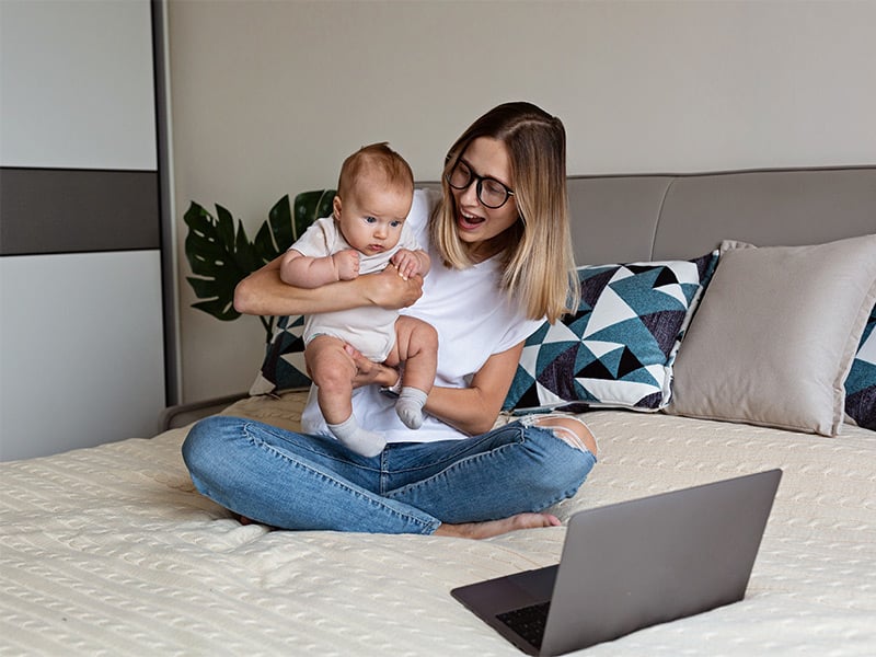 Mother-showing-baby-to-a-doctor-at-the-video-chat